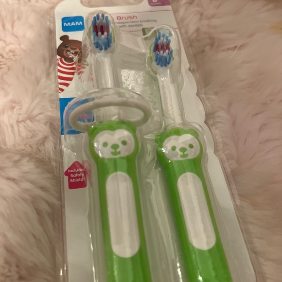 MAM Green Baby Toothbrushes (2 Baby's Brushes and 1 Safety Shield) - Picture 1 of 4